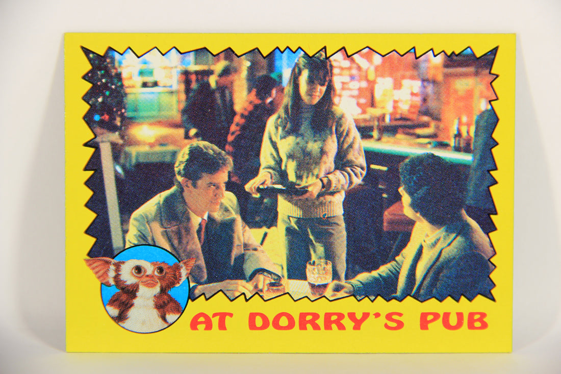 Gremlins 1984 Trading Card #10 At Dorry's Pub ENG Topps L021125