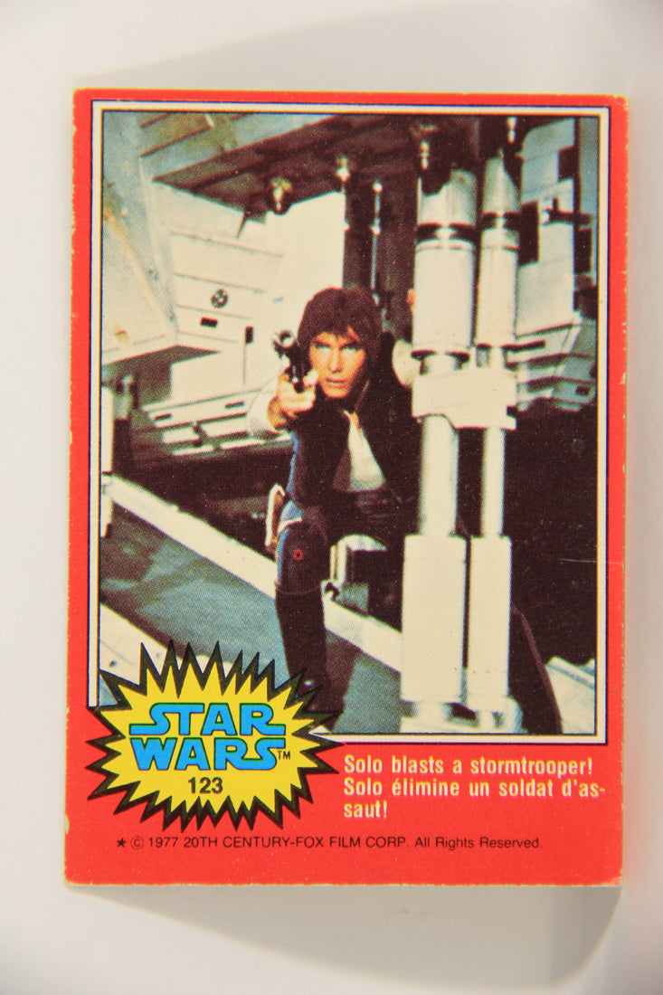 Star Wars 1977 Trading Card #123 Solo Blasts A Stormtrooper FR-ENG OPC L021520