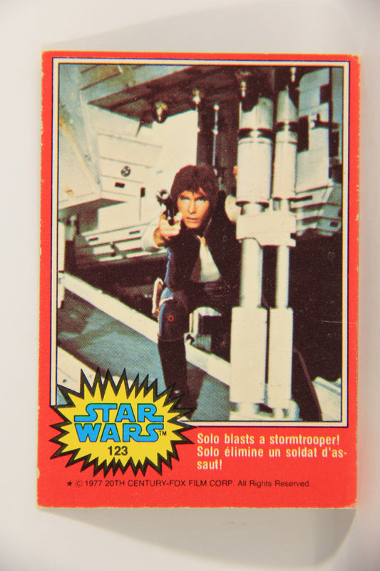 Star Wars 1977 Trading Card #123 Solo Blasts A Stormtrooper FR-ENG OPC L021520